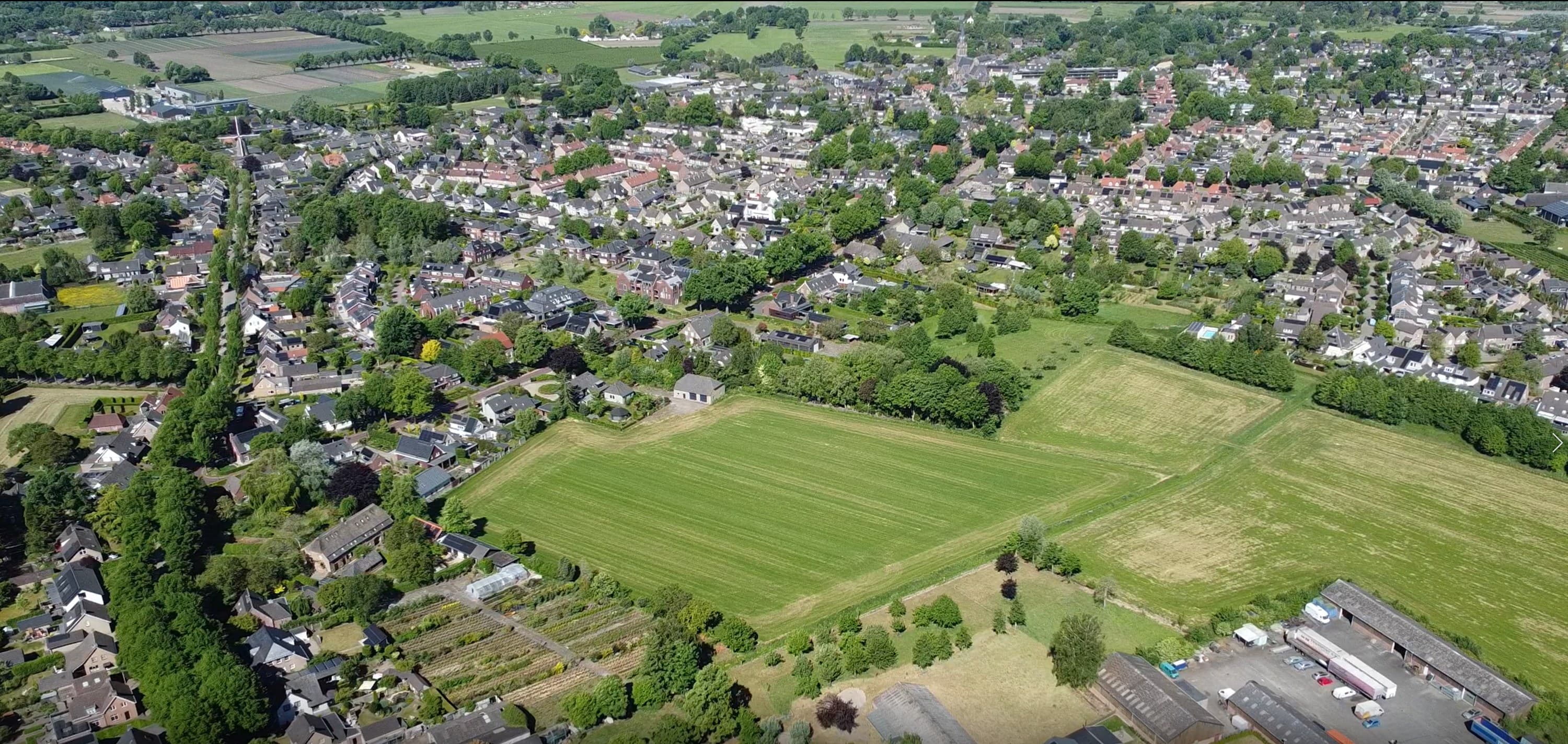 Luchtfoto van de open locatie aan de oostzijde van Den Dungen